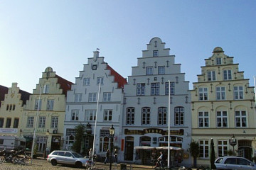 10_13.10. Alte Haeuser am Markt von Friedrichstadt